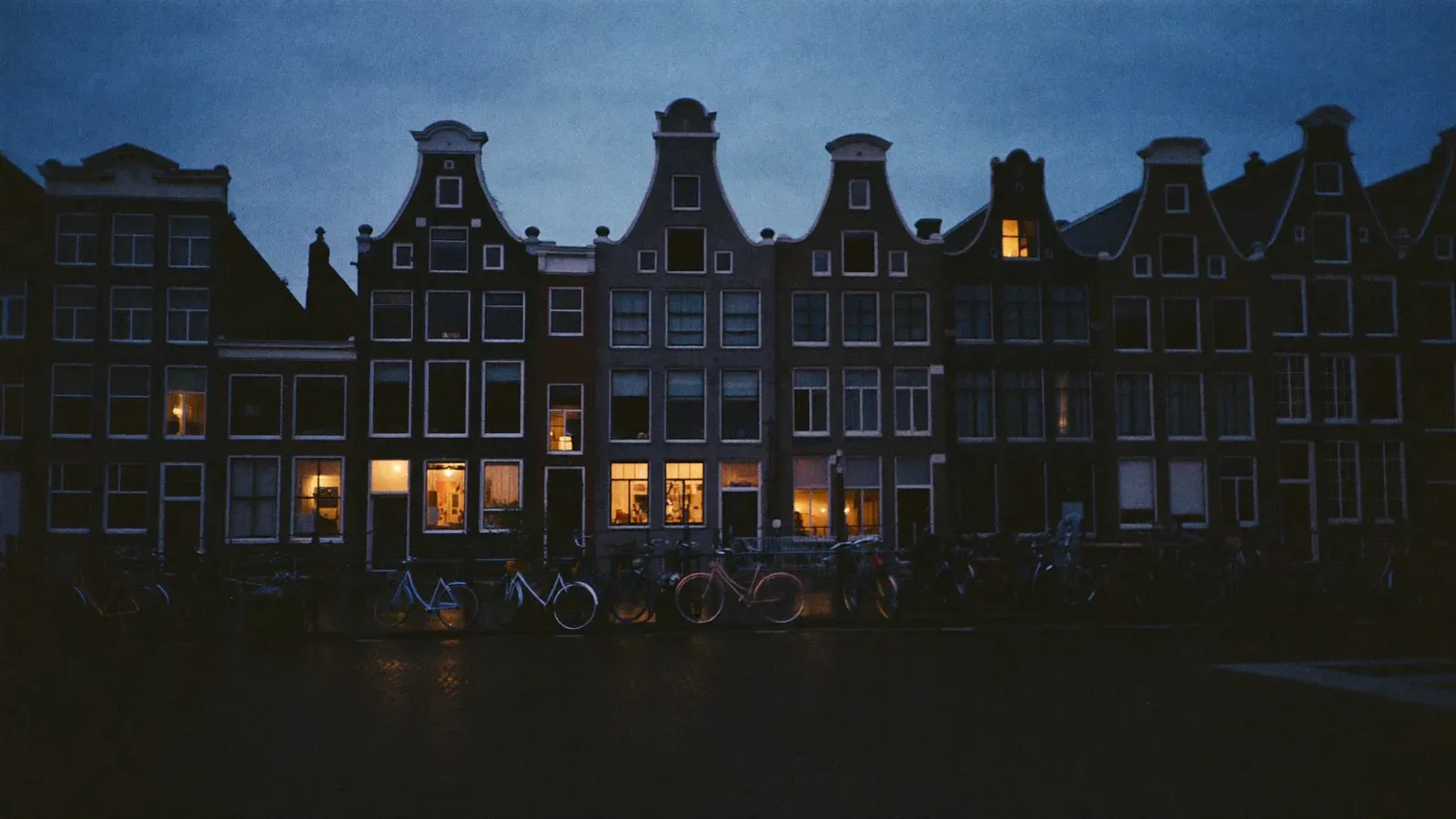 Grachtenpanden in Amsterdam bij avond